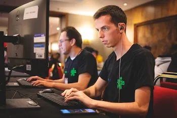 Aprendices SENA saliendo